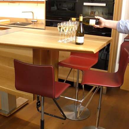 Die höneverstellbaren Tischbeine bringen die Arbeitsplattte auf Höhen zwischen 75 und 120 cm 