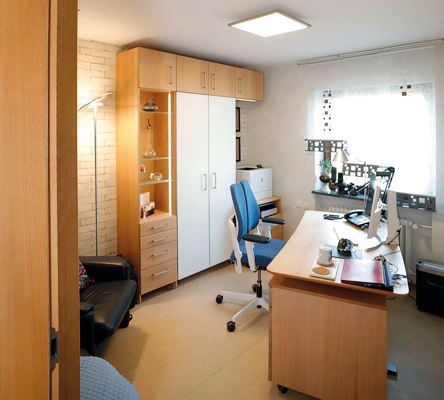 Home-Office mit Massivholz und höhenverstellbarem Schreibtisch 