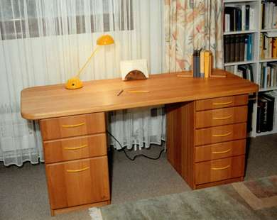 Der Schreibtisch mit den gelben Griffen 