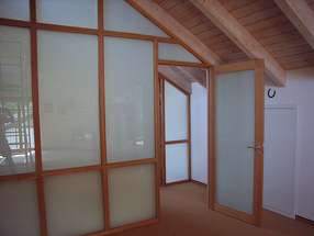 Innenausbau mit Rahmen und Türen aus Massivholz 