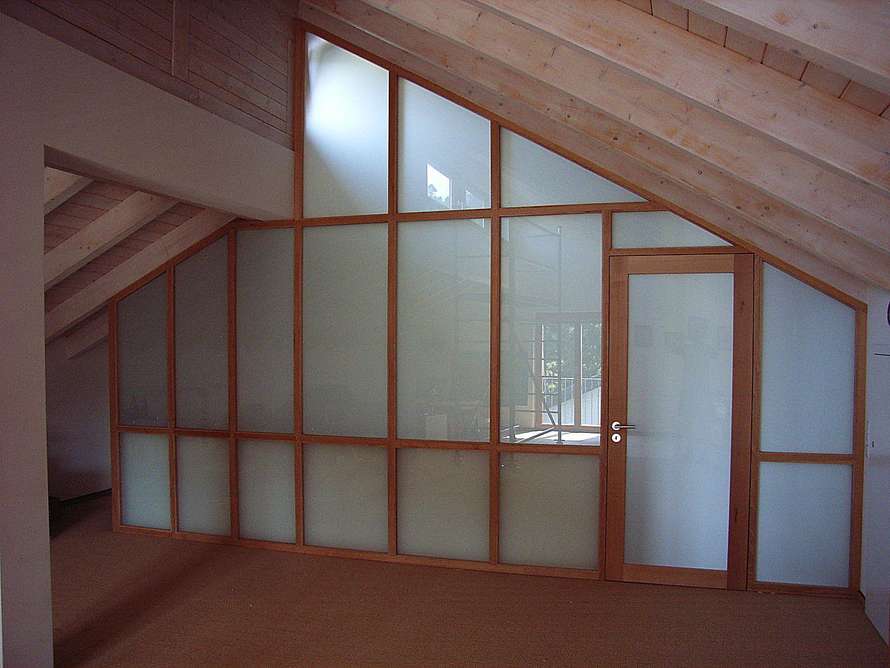 Innenausbau mit Rahmen und Türen aus Massivholz 