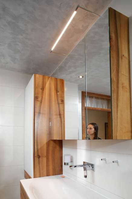 Bedzimmer aus massivem Nussbaum mit weißem Glas 