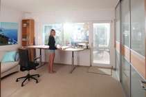 Höhenverstellbarer Schreibtisch als großzügig gestalteter Hobby-Arbeitsplatz
