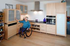 Barrierefreie Küche für Rollstuhlfahrerin